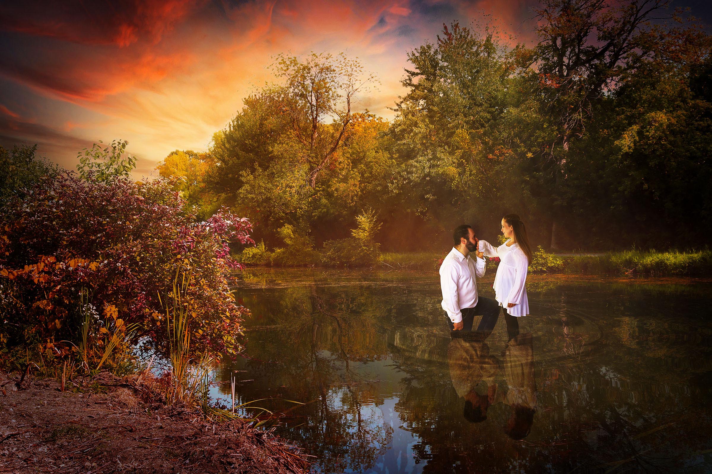 Composite couple femme homme debout dans l'eau mâle agenouillé et embrassant la main féminine arbres colorés et reflet du couple dans l'eau par Tobi Malette photographe Vaudreuil-Soulanges et ouest de l'ile de montreal