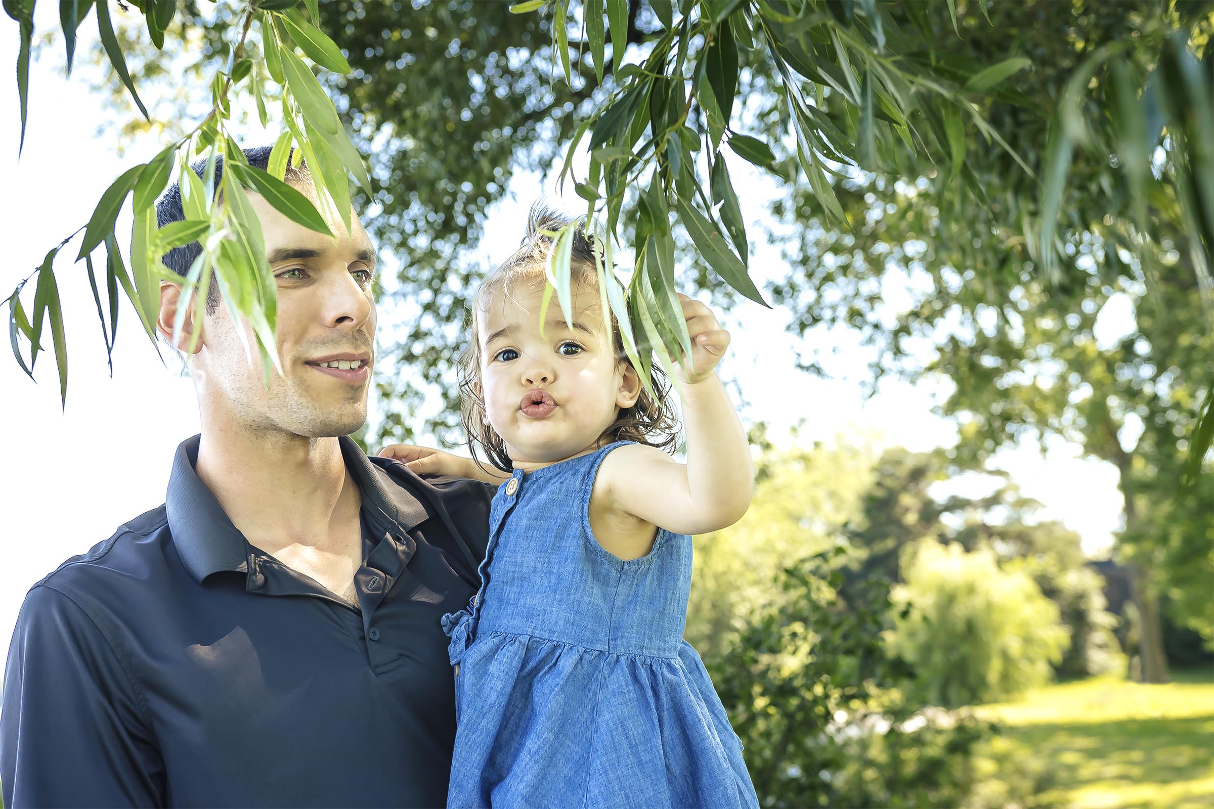 Portrait papa et sa fille explore un arbre dans la foret par Tobi Malette photographe Vaudreuil-Soulanges et ouest de l'ile de montreal