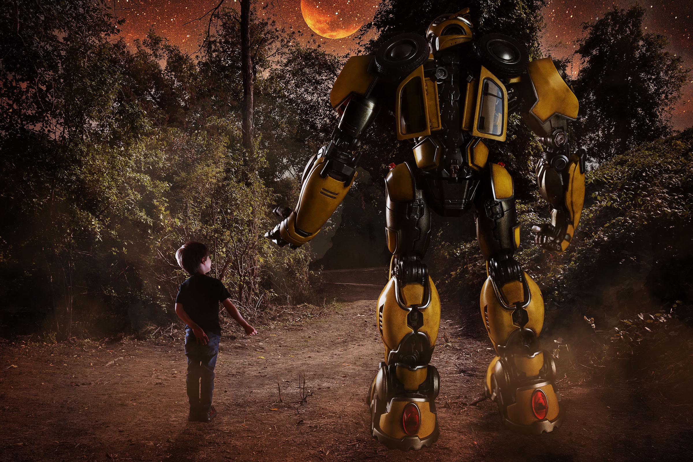 Composite garçon Transformers Bumblebee tenant la main marchant scène nocturne forêt par Tobi Malette photographe Vaudreuil-Soulanges et ouest de l'ile de montreal