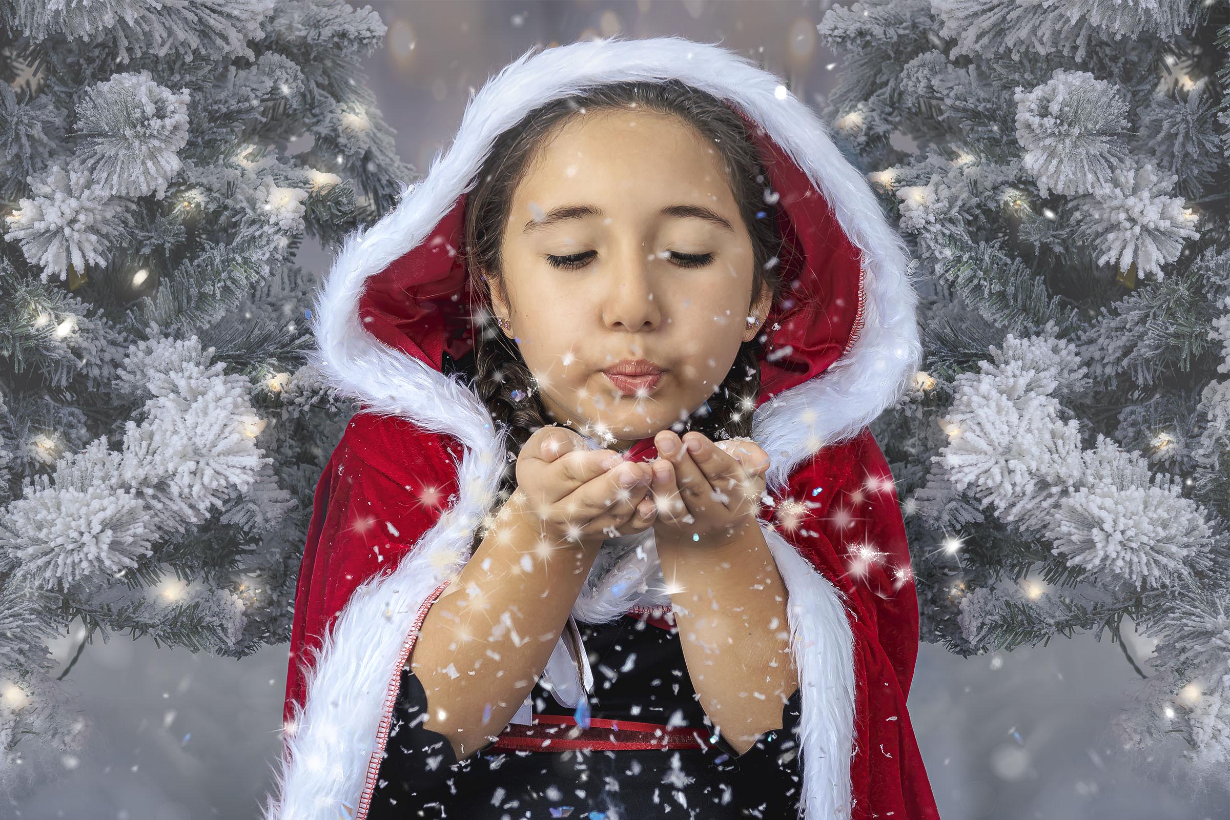 Beaux-arts portrait jeune fille portant cape de noël souffle de la neige dans la fôret en studio par Tobi Malette photographe Vaudreuil-Soulanges et ouest de l'ile de montreal