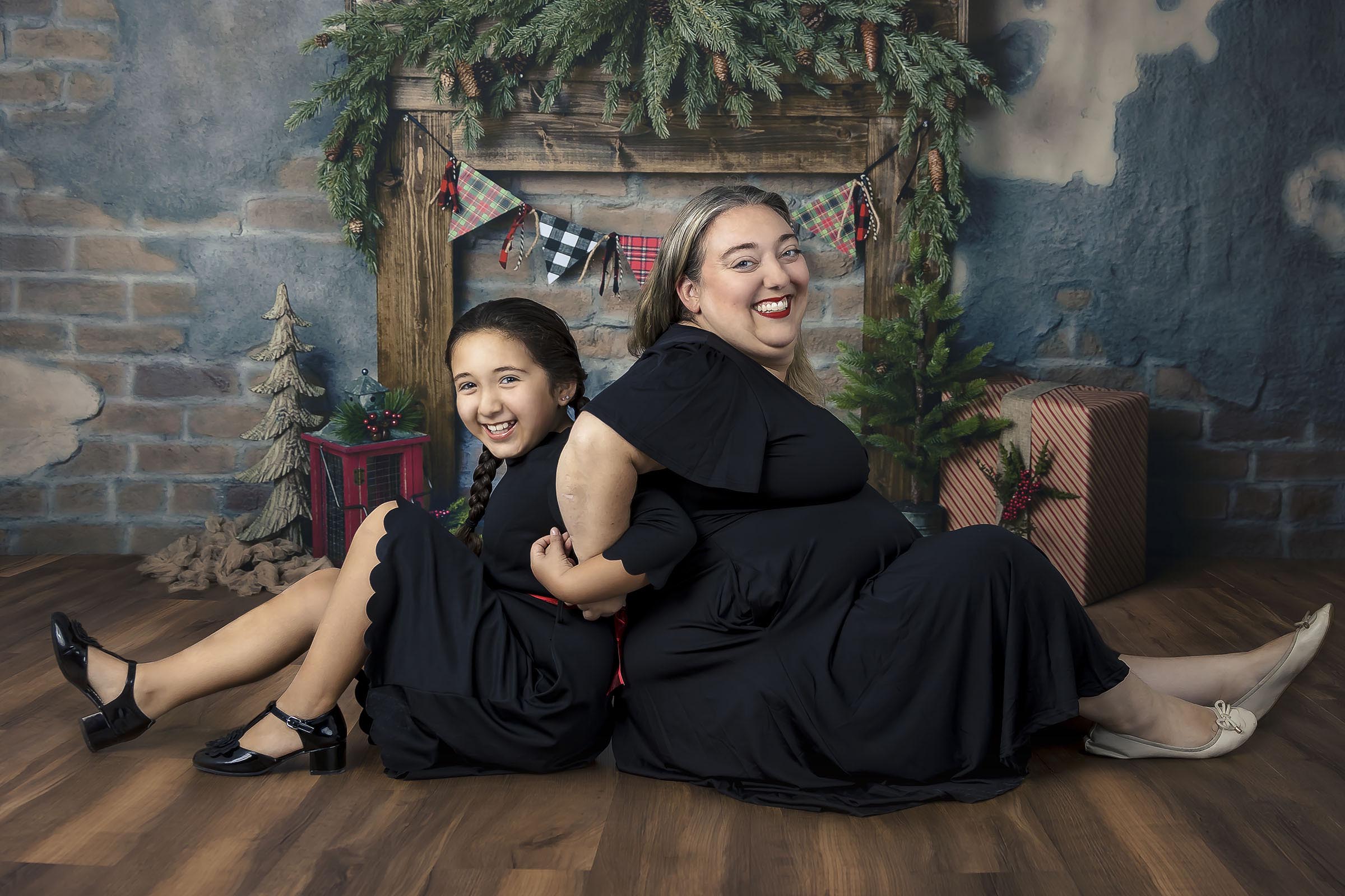 Beaux-arts portrait mère et fille dos à dos en studio fond rustique par Tobi Malette photographe Vaudreuil-Soulanges et ouest de l'ile de montreal