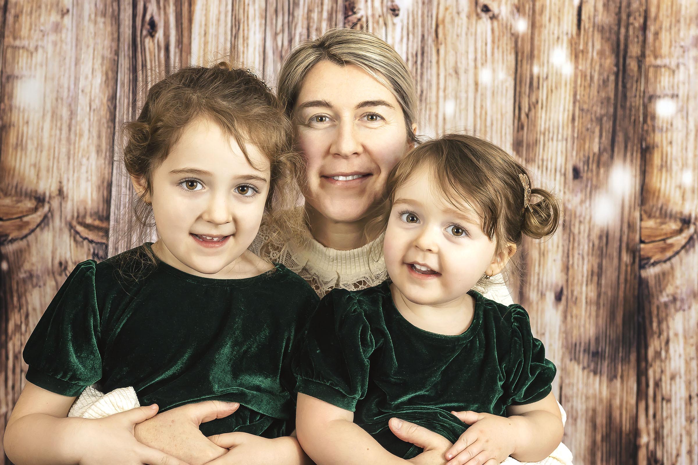 Beaux-arts portrait famille mère avec ses deux filles portant robes vertes de velours en studio mur bois par Tobi Malette photographe Vaudreuil-Soulanges et ouest de l'ile de montreal