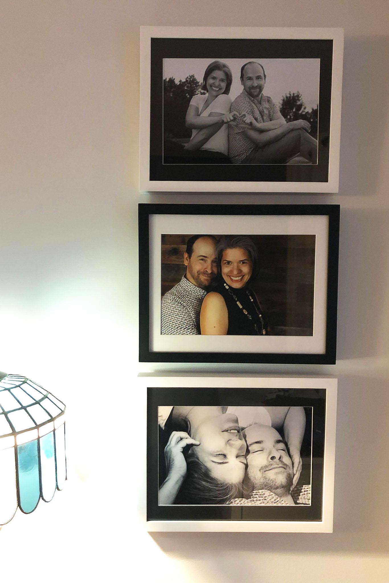 Trois cadres accrochés au mur avec photos de couple par Tobi Malette photographe Vaudreuil-Soulanges et ouest de l'ile de montreal